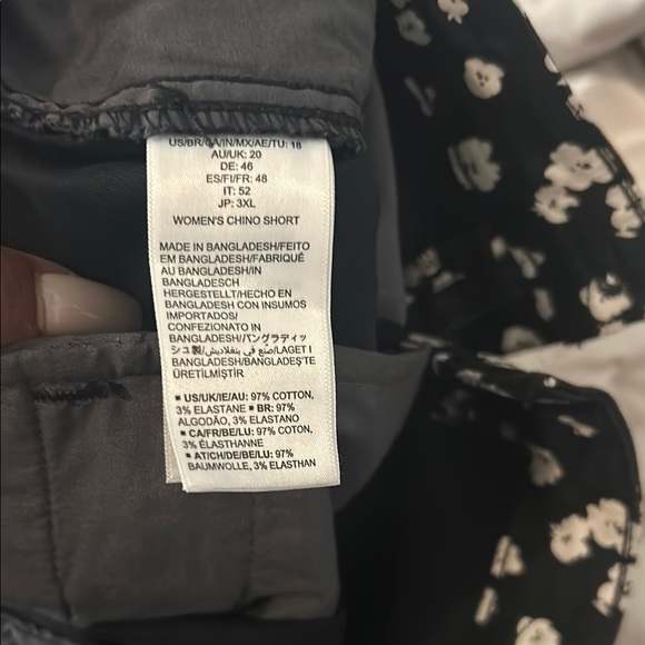 Amazon Essentials Black and White Floral Bermuda Shorts - Picture 6 of 6